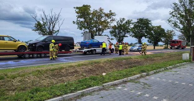Auto osobowe zderzyło się z lawetą