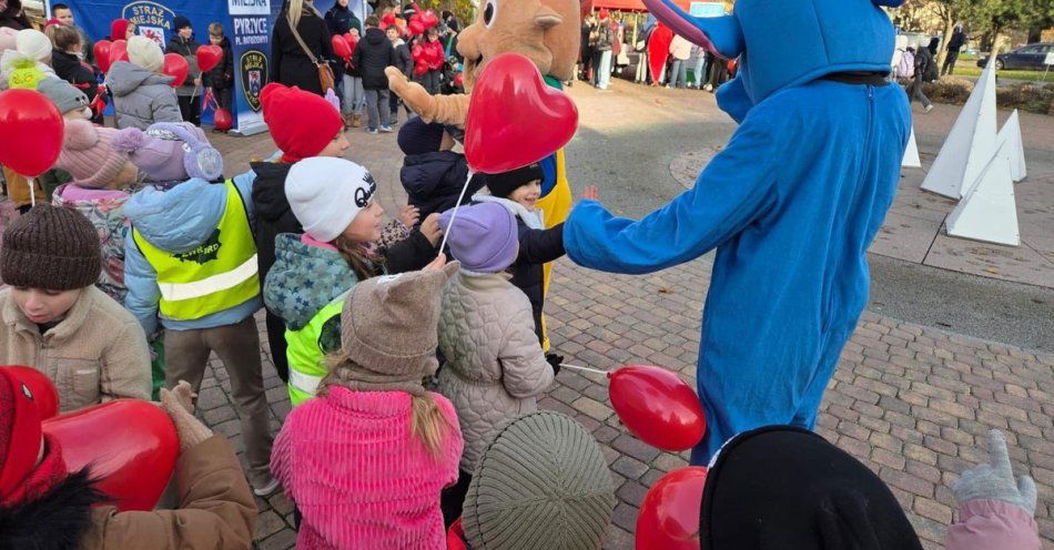zdjęcie: Pyrzyce: Marsz i iluminacje w finale kampanii przeciw przemocy / fot. KPP w Pyrzycach
