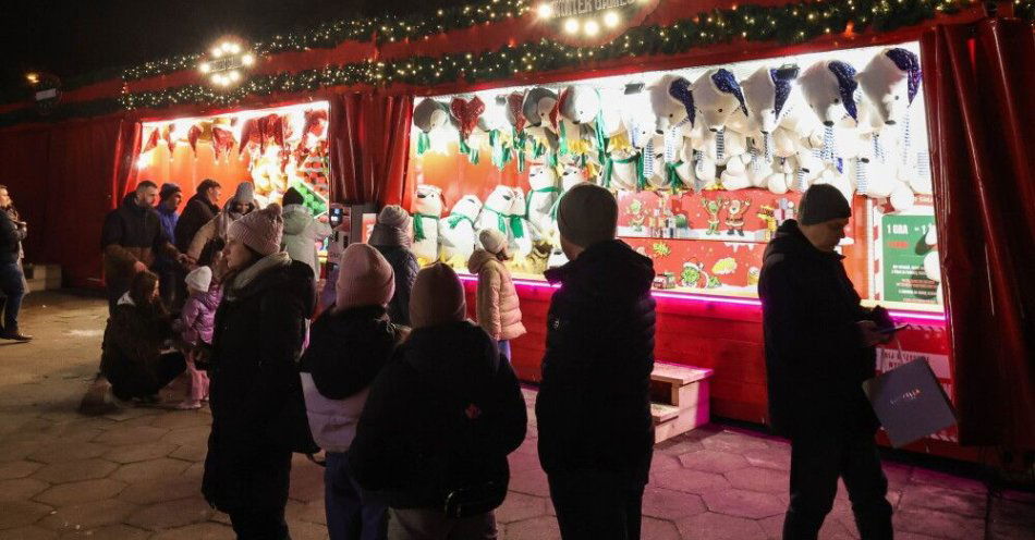 zdjęcie: Ekspert dla PAP: odwiedzający jarmarki świąteczne powinni reagować na oznaki zagrożeń / Zakopane, 12.12.2025. Jarmark świąteczny z karuzelą przed sanktuarium Najświętszej Rodziny przy Krupówkach w Zakopanem, 12 bm. Miasto sprzeciwia się komercyjnemu zagospodarowaniu placu przed zabytkową świątynią, który znajduje się w granicach parku kulturowego. (jm) PAP/Grzegorz Momot ***Do tego materiału zdjęciowego dostępna jest również depesza w systemie CSI, pt.: Zakopane/ Świąteczna karuzela przed sanktuarium przy Krupówkach narusza prawo***