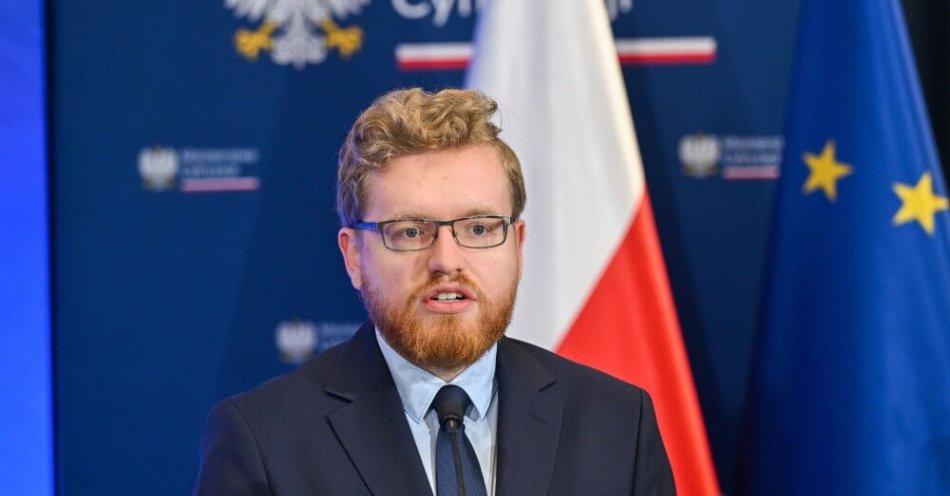 zdjęcie: Standerski: należy wprowadzić przepis odcinający młodzież od portali społecznościowych / Warszawa, 26.09.2025. Wiceminister cyfryzacji Dariusz Standerski na koferencji prasowej w Warszawie, 26 bm. Temat: Skuteczna ochrona przed nielegalnymi treściami w internecie - nowelizacja ustawy o świadczeniu usług drogą elektroniczną. (aldg) PAP/Radek Pietruszka