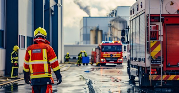 Płonie zakład produkujący znicze w pow. bialskim; gaszenie może potrwać wiele godzin