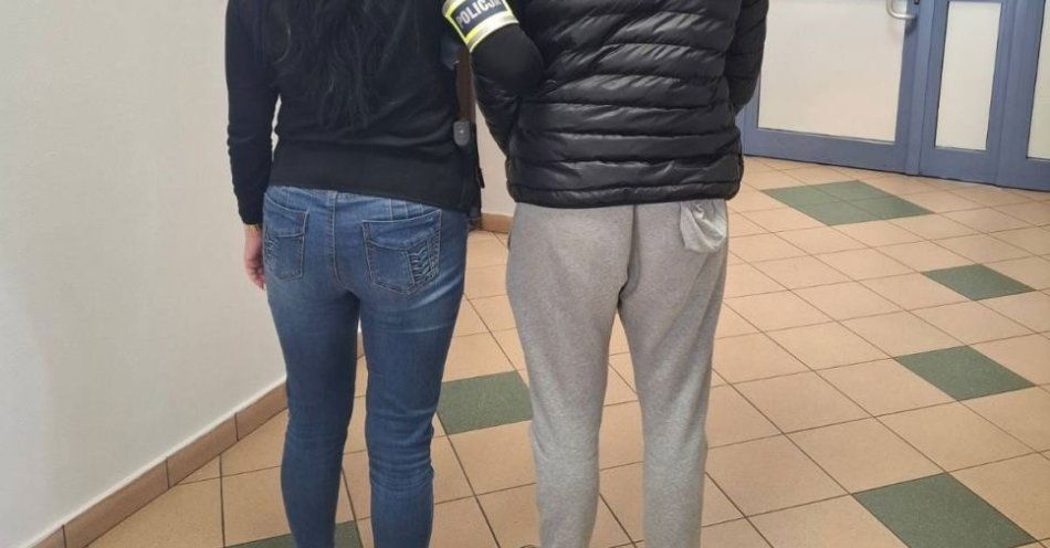 zdjęcie: Policja zatrzymała podejrzanego za fałszywe bonifikarty / fot. KPP w Nowym Dworze Mazowieckim policjant z podejrzanym mężczyzną