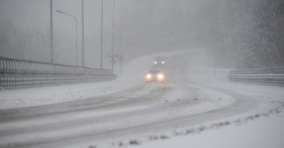 zdjęcie: IMGW ostrzega przed intensywnymi opadami śniegu w kolejnych województwach / Przemyśl, 17.01.2022. Obfite opady śniegu w Przemyślu, 17 bm. Na ulicach niemal natychmiast pogorszyły się warunki jazdy. Synoptycy mówią o załamaniu pogody. (aldg) PAP/Darek Delmanowicz