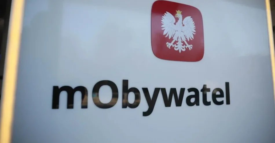 zdjęcie: MC: blisko 15 mln razy skorzystano z aplikacji mObywatel w lipcu i sierpniu / Warszawa, 04.03.2026. Logo aplikacji mObywatel widoczne podczas konferencji prasowej