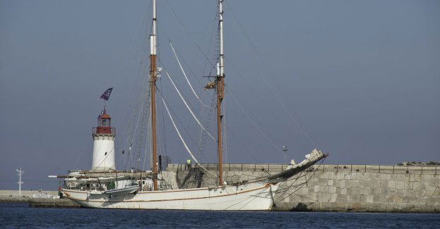 Fala zmyła skipera z pokładu; jacht rozbił się na falochronie portu