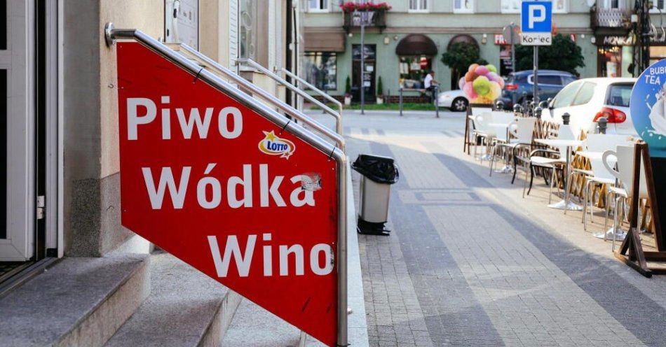 zdjęcie: Ministerstwo Zdrowia chce poszerzenia zakazu sprzedaży alkoholu stacjonarnie i online / Pruszków, 23.07.2021. Sklep z alkoholem w Pruszkowie, 23 bm.   (az/dw)
PAP/Albert Zawada