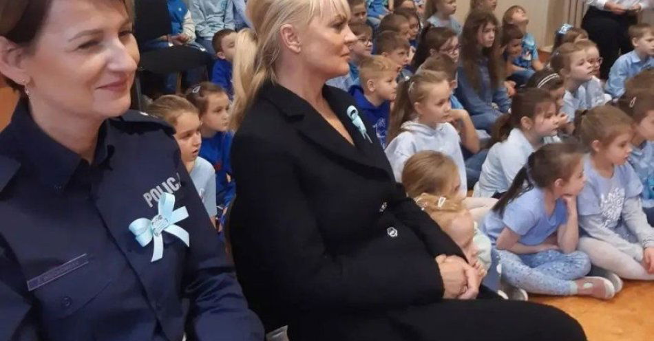 zdjęcie: Włoszczowa: uczniowie przypomnieli o prawach dziecka / fot. KPP Włoszczowa