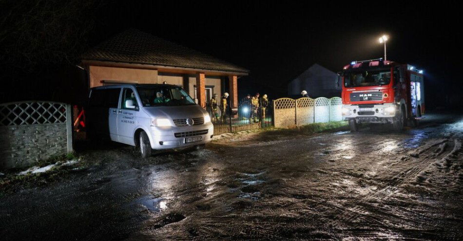 zdjęcie: Wielkopolskie: przegrzanie baterii w zabawce przyczyną pożaru w Myjowicach / Myjomice (pow. kępiński), 16.01.2026. Straż pożarna i samochód zakładu pogrzebowego po zakończeniu akcji gaszenia pożaru domu jednorodzinnego w Myjomicach k. Kępna, 16 bm. W pożarze zginął jedenastoletni chłopiec, jego matka w ciężkim stanie trafiła do szpitala, a ojcu udzielono pomocy medycznej. Dwoje również przebywających w budynku dzieci zostało wcześniej ewakuowanych przez rodziców. (jm) PAP/Tomasz Wojtasik