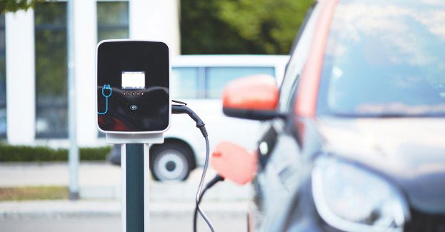 Państwowa Straż Pożarna odebrała pięć samochodów operacyjnych o napędzie elektrycznym