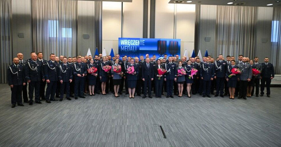 zdjęcie: 76 policjantów uhonorowanych medalem imienia podkomisarza Andrzeja Struja / Warszawa, 19.03.2026. Zbiorowe zdjęcie uczestników uroczystości wręczenia policjantkom i policjantom medali im. podkomisarza Policji Andrzeja Struja w siedzibie MSWiA w Warszawie, 18 bm. (jm) PAP/Marcin Obara