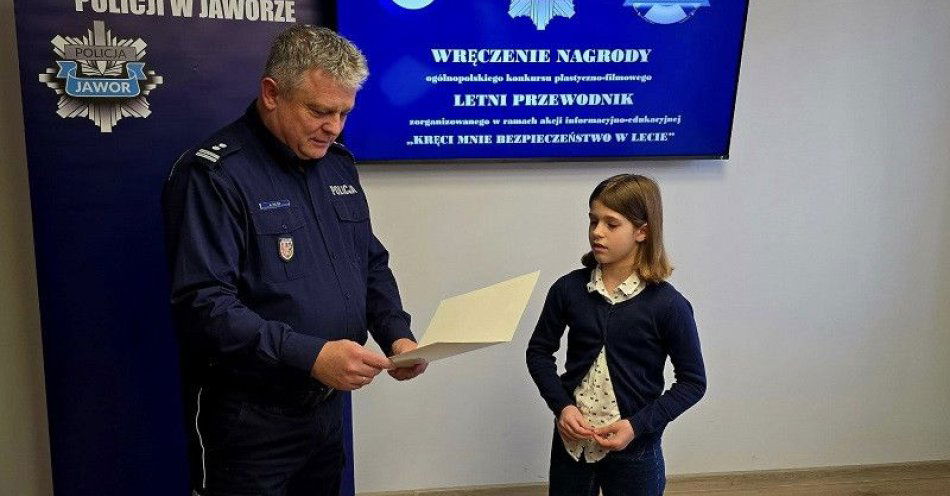 zdjęcie: Dziewięcioletnia Lidia z Jawora zwyciężczynią konkursu Letni PrzeWodnik / fot. KPP w Jaworze