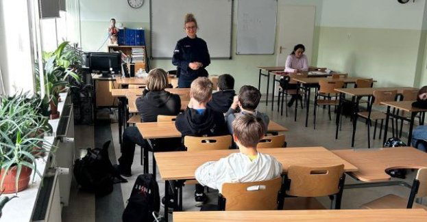 Policjanci uczniom o cyberprzestępczości i bezpiecznych feriach