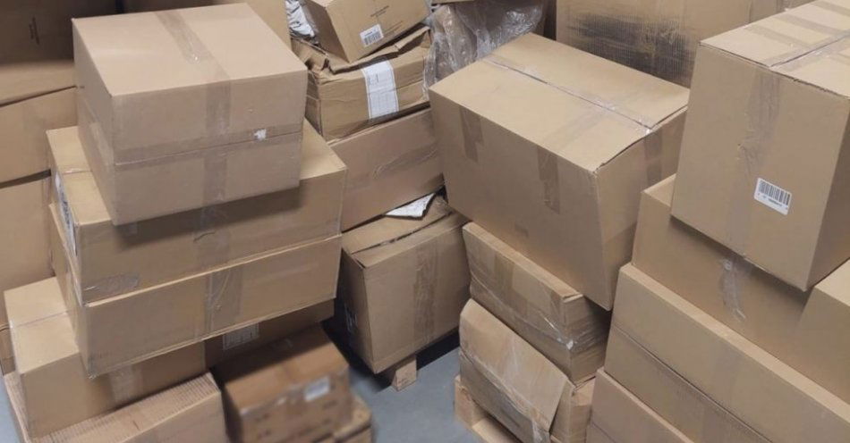 zdjęcie: Wynajęta ekipa sprzątnęła odpady i… markowe ubrania. Policjanci zatrzymali 6 osób / fot. KPP Żagań