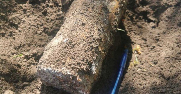 Pocisk artyleryjski wykopany podczas prac na działce.