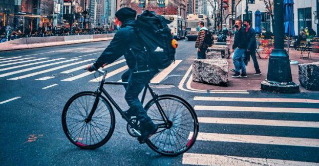 Nieprawidłowe wyprzedzanie przyczyną kolizji z rowerzystą