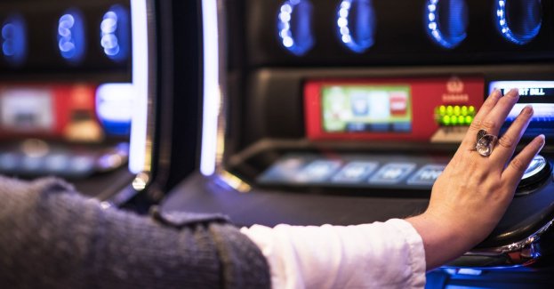 KAS skonfiskowała 12 nielegalnych automatów do gier i gotówkę