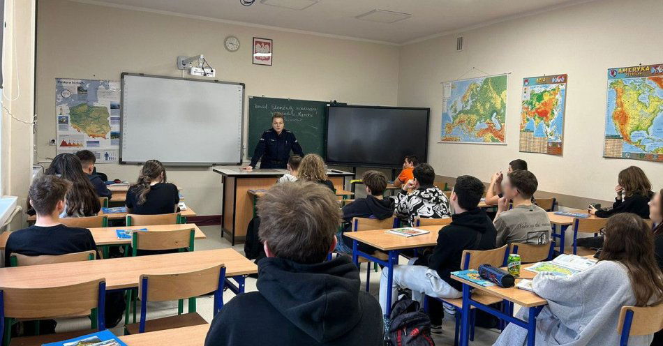 zdjęcie: Policjanci z Łodzi uczą młodzież o bezpieczeństwie i prawie / fot. KMP w Łodzi