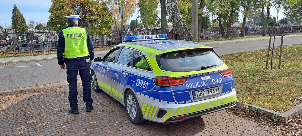zdjęcie: Więcej patroli i ograniczenia przy cmentarzach w Łukowie / fot. KPP Łuków