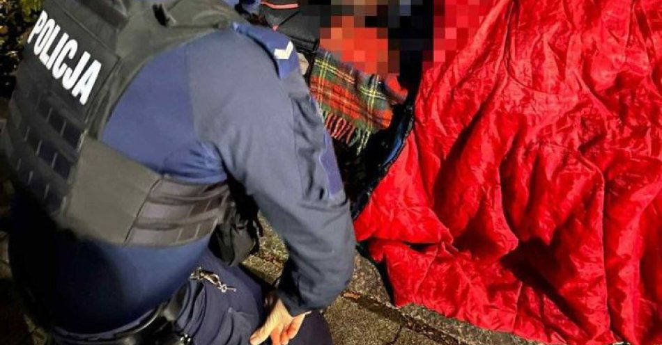 zdjęcie: Sopoccy policjanci uratowali bezdomnego mężczyznę / fot. KMP w Sopocie