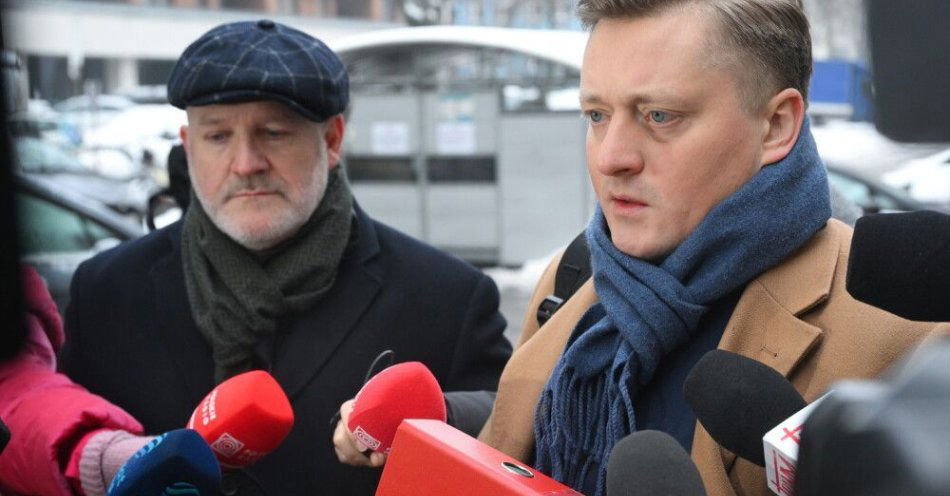 zdjęcie: Obrońcy Ziobry: sąd do 5 lutego odroczył posiedzenie ws. wniosku o areszt dla b. szefa MS / Warszawa, 15.01.2026. Obrońca Zbigniewa Ziobry Bartosz Lewandowski (P) przed posiedzeniem aresztowym w Sądzie Rejonowym dla Warszawy-Mokotowa, 15 bm. Sąd odroczył poprzednie posiedzenie ws. wniosku prokuratury o tymczasowy areszt dla byłego ministra sprawiedliwości, posła PiS Zbigniewa Ziobry. O odroczenie wnioskowali pełnomocnicy Zbigniewa Ziobry. Powodem było niedołączenie materiałów niejawnych do wniosku prokuratury. Prokuratura chce postawić Ziobrze łącznie 26 zarzutów w śledztwie dotyczącym
