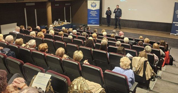 Seniorzy, a cyberbezpieczeństwo -  policjanci uczą seniorów, jak unikać zagrożeń