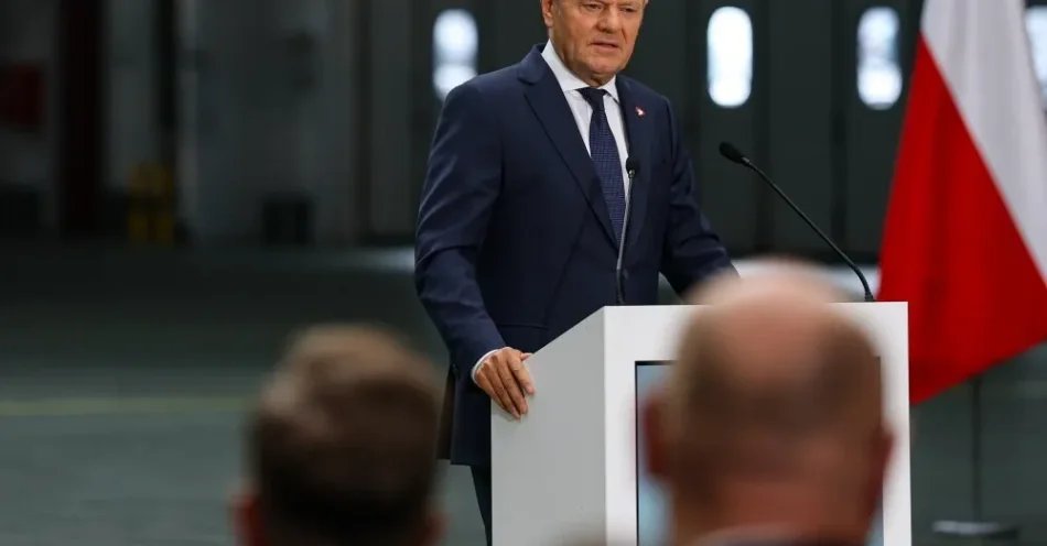 zdjęcie: W WZL1 w Łodzi powstanie centrum serwisowe dla śmigłowców Apache; umowy wykonawcze podpisane / Łódź, 11.08.2026. Premier Donald Tusk na terenie Wojskowych Zakładów Lotniczych Nr 1 S.A. w Łodzi, 11 bm. W trakcie wydarzenia podpisano wykonawcze umowy offsetowe między WZL-1 oraz WCBKT S.A. a firmą Boeing, kolejne z umów w zakresie zobowiązań offsetowych z polskim przemysłem zbrojeniowym w ramach zakupu śmigłowców AH-64E dla Sił Zbrojnych RP, które pozwolą m. in. na utworzenie w Łodzi Autoryzowanego Centrum Serwisowego Śmigłowców Apache. (sko) PAP/Marian Zubrzycki