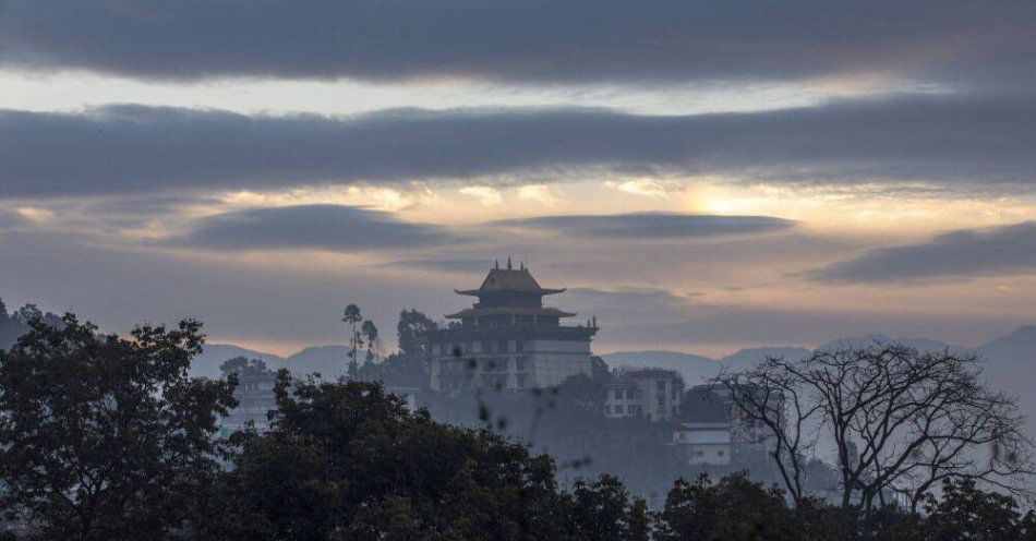 zdjęcie: MSZ odradza podróże, które nie są konieczne, do Sri Lanki, Nepalu i na Malediwy / epa09669219 Chmury wiszą nad buddyjskim klasztorem w zimny poranek w wiosce Pharping, około 19 kilometrów na północny zachód od Kathmandu, Nepal, 6 stycznia 2022 r. Klasztory w Nepalu zostały utworzone w celu rozwijania buddyjskiej religii, zapewnienia edukacji, a także jako religijny cel turystyczny, według Komitetu Promocji Filozofii Buddyjskiej i Rozwoju Klasztorów. EPA/NARENDRA SHRESTHA. Dostawca: PAP/EPA.