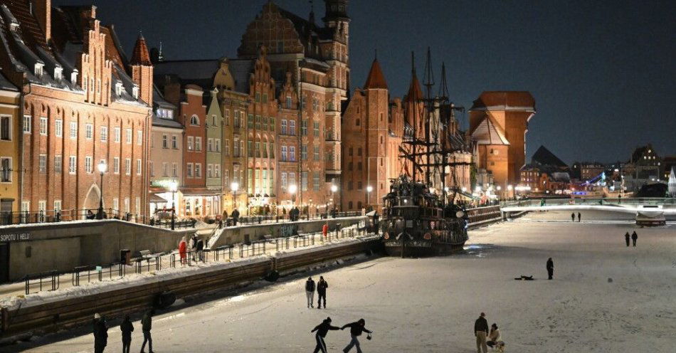 zdjęcie: Najbliższe dni mroźne, z temperaturą w nocy nawet do minus 28 st. C / Gdańsk, 30.01.2026. Spacerowicze i łyżwiarze na zamarzniętej rzece Motławie w Gdańsku, 30 bm. Zamarzanie Motławy, zwłaszcza w centrum Gdańska, jest zjawiskiem rzadkim, ze względu na głębokość rzeki, wpływ Martwej Wisły oraz prądów morskich. (mr) PAP/Adam Warżawa