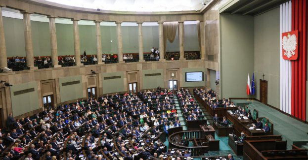 14. emerytura będzie na stałe - Sejm uchwalił ustawę o kolejnym dodatkowym rocznym świadczeniu pieniężnym dla emerytów i rencistów