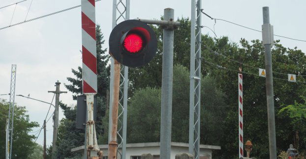 Dwie osoby ranne w wypadku na niestrzeżonym przejeździe kolejowym