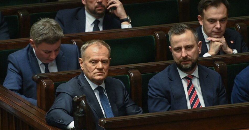 zdjęcie: Sondaż OGB: KO - 35,29 proc.; PiS - 31,21 proc.; Konfederacja Korony Polskiej - 11,18 proc. / Warszawa, 05.12.2025. (L-P) Szef KPRM Jan Grabiec, premier Donald Tusk, minister nauki i szkolnictwa wyższego Marcin Kulasek, wicepremier, szef MON Władysław Kosiniak-Kamysz, minister finansów Andrzej Domański na sali obrad Sejmu w Warszawie, 5 bm. Sejm nie odrzucił prezydenckiego weta wobec ustawy o kryptoaktywach. (jm) PAP/Piotr Nowak
