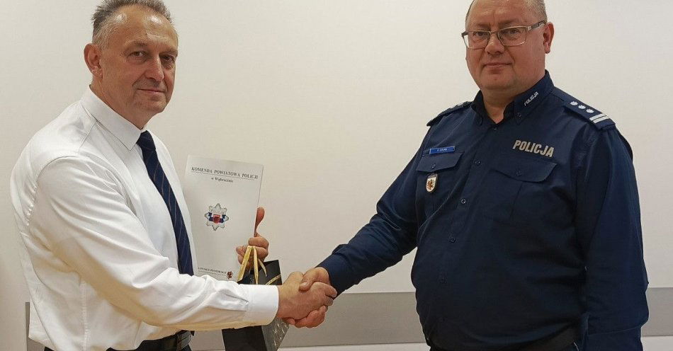 zdjęcie: 40 lat w służbie: podinspektor z Wąbrzeźna świętuje jubileusz / fot. KPP Wąbrzeźno