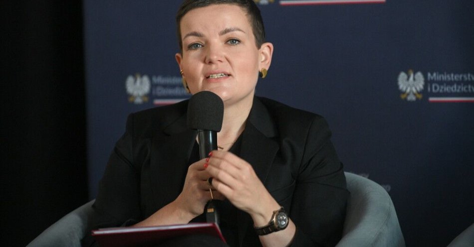 zdjęcie: M. Cienkowska: projekt nowelizacji ustawy medialnej może trafić do komisji sejmowych w lutym lub marcu / Warszawa, 03.07.2025. Podsekretarz stanu w Ministerstwie Kultury i Dziedzictwa Narodowego Marta Cienkowska podczas konferencji prasowej na Zamku Królewskim w Warszawie, 3 bm. Spotkanie dot. podsumowania programu kulturalnego prezydencji Polski w Radzie UE. (amb) PAP/Marcin Obara