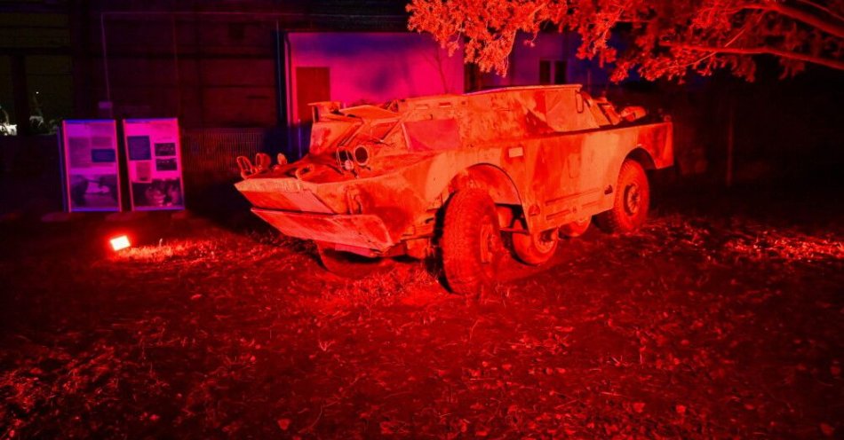 zdjęcie: Stan wojenny był wymierzony w opozycję i „Solidarność”: tysiące żołnierzy, milicjantów i czołgi na ulicach / Szczecin, 12.12.2025. Otwarcie wystawy „Grudzień, czyli represje po szczecińsku” w Świetlicy Wolności w Szczecinie, 12 bm. Wystawa w dawnej świetlicy Stoczni Szczecińskiej im. Adolfa Warskiego została zorganizowana przez z okazji rocznicy wprowadzenia stanu wojennego przez Centrum Solidarności „Stocznia”. Godzina wernisażu ma charakter symboliczny – władze PRL ogłosiły wprowadzenie stanu wojennego o 23:30 w nocy z 12 na 13 grudnia 1981 r. (jm) PAP/Marcin Bielecki