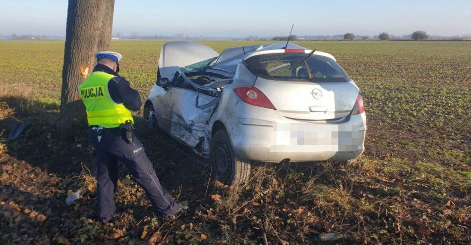 zdjęcie: Opel zjechał z drogi w Konarach dwie osoby ranne / fot. KPP Inowrocław