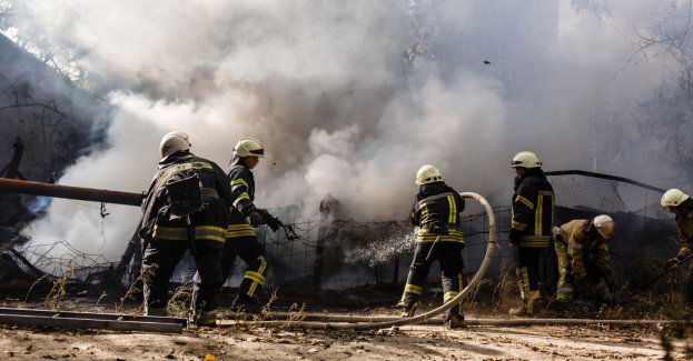 Około 100 strażaków gasi pożar hali poprodukcyjnej