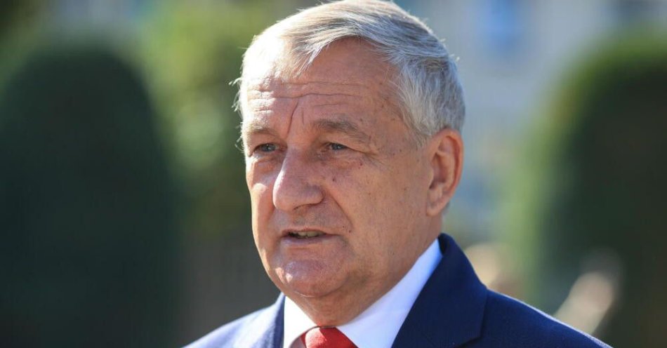 zdjęcie: Wiceszef MSWiA: za otwarciem przejść z Białorusią przemawiają skutki gospodarcze / Będzin, 22.09.2025. Wiceminister spraw wewnętrznych i administracji Wiesław Szczepański uczestniczy przed budynkiem Komendy Powiatowej Państwowej Straży Pożarnej w Będzinie, 22 bm. w konferencji prasowej poświęconej inwestycjom w rozwój infrastruktury oraz poprawę bezpieczeństwa. (jp/dw) PAP/Jarek Praszkiewicz