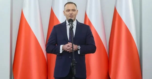 Rok prezydentury Nawrockiego: konflikt z rządem, budowanie pozycji na prawicy, zacieśnianie relacji z USA