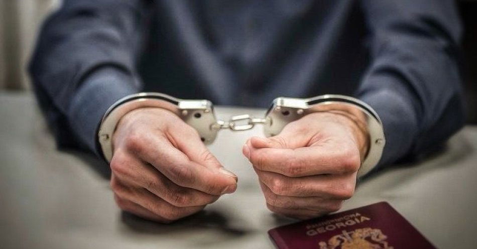 zdjęcie: Obcokrajowiec zatrzymany po rozboju na stacji paliw w Szczecinie / fot. KMP w Szczecinie