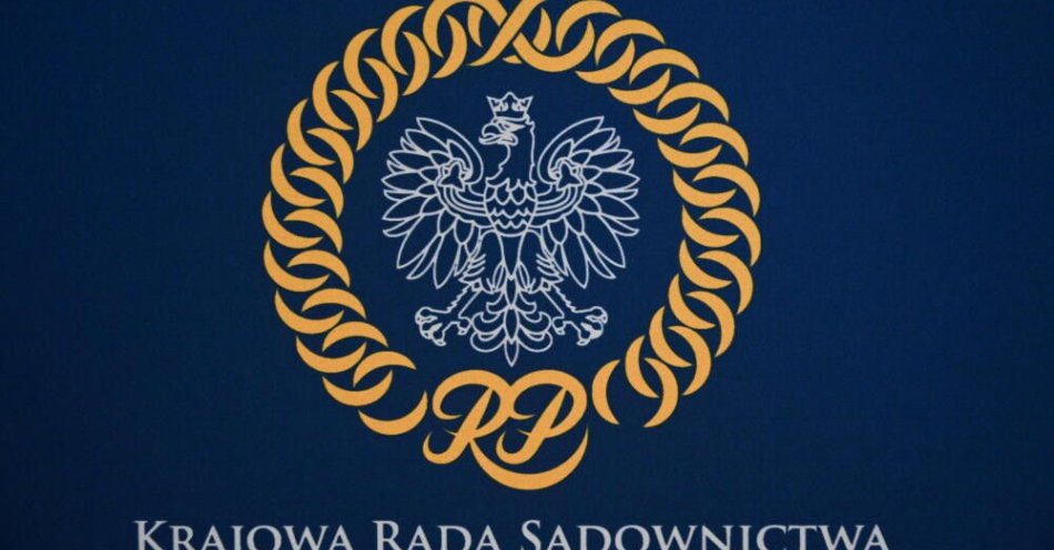 zdjęcie: Sejm uchwalił nowelę ustawy o Krajowej Radzie Sądownictwa / Warszawa, 06.02.2025. Symbol Krajowej Rady Sądownictwa w siedzibie Krajowego Rejestru Sądowego w Warszawie, 6 bm. (rp/dw) PAP/Radek Pietruszka