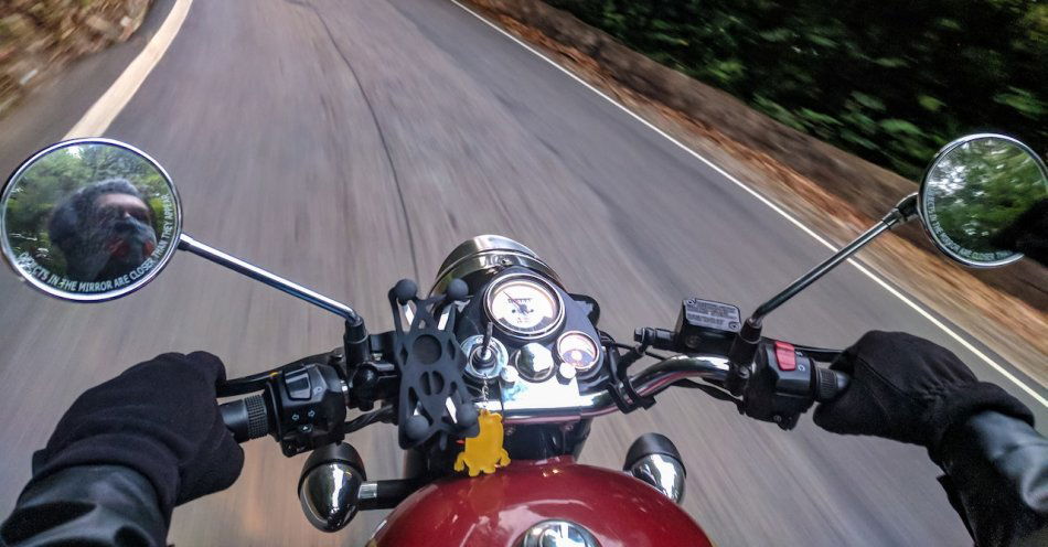 zdjęcie: Niebezpieczne zdarzenie z udziałem motocyklisty / pexels/1377393