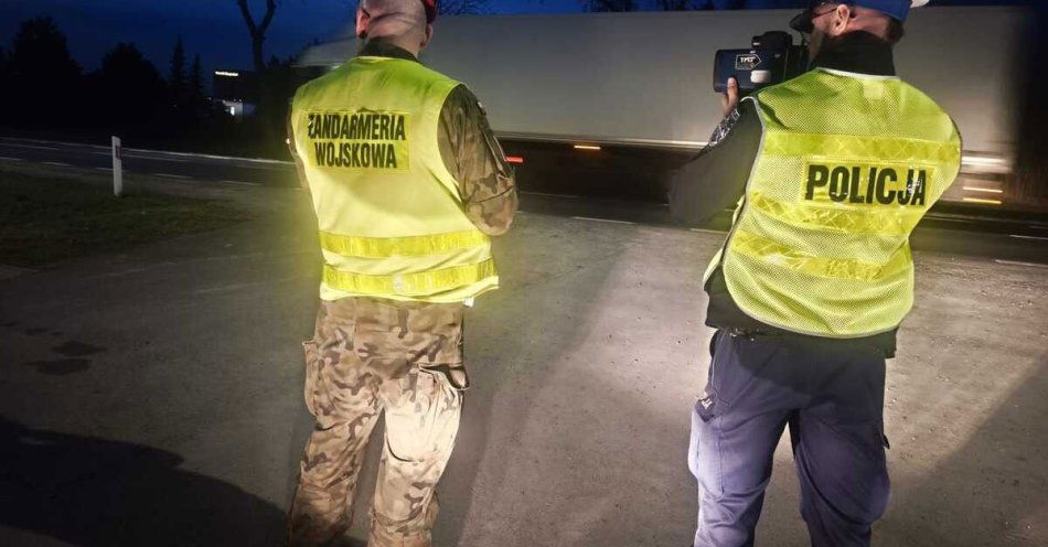 zdjęcie: Wspólne patrole Policji i Żandarmerii wzmacniają bezpieczeństwo / fot. KPP w Zwoleniu Policjant i funkcjonariusz Żandarmerii Wojskowej