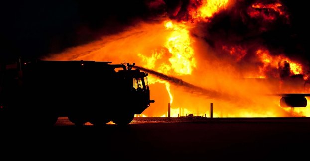 Nocny pożar w kamienicy, ranny strażak