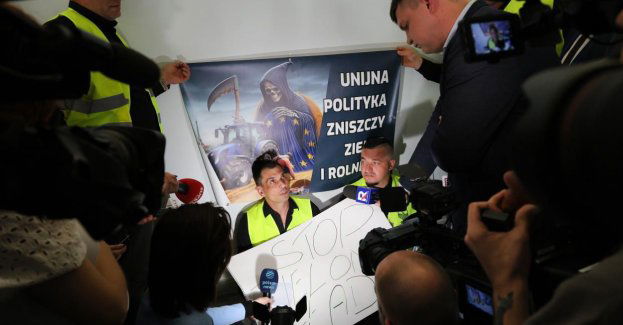 Grupa rolników protestuje w Sejmie; domaga się spotkania z premierem ws. "Zielonego Ładu"