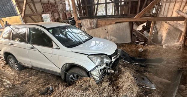 Stracił panowanie nad pojazdem i wjechał w stodołę. Przyjechał po niego kolega, który nie powinien wsiadać za kierownicę