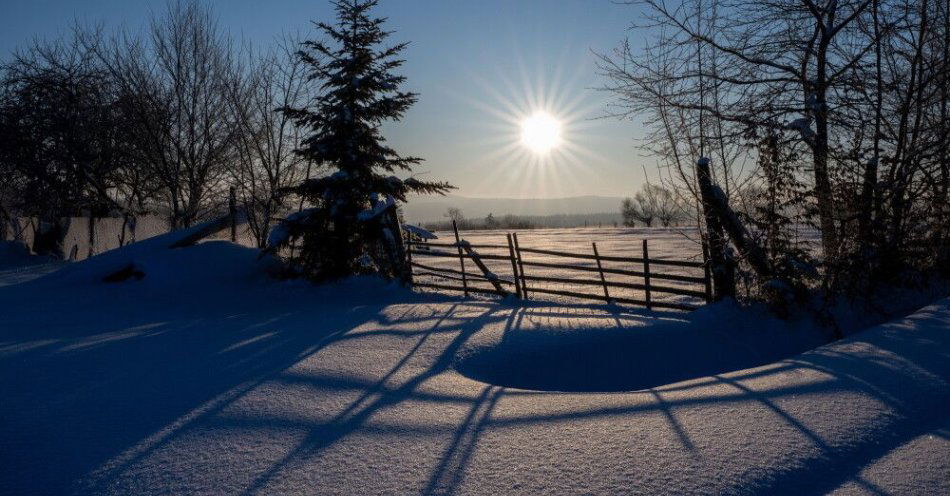 zdjęcie: IMGW: silne mrozy w najbliższe noce, temperatura może spaść do minus 20 st. C / Cisowa, 18.01.2026. Poranek z siarczystym mrozem w Cisowej na Pogórzu Przemyskim, 18 bm. Termometr pokazuje -18 stopni Celsjusza. (aldg) PAP/Darek Delmanowicz