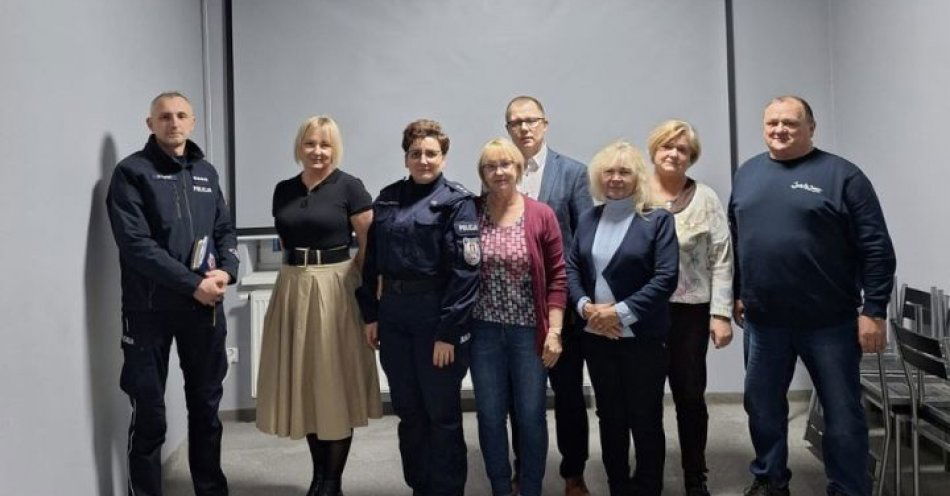 zdjęcie: Seniorzy uczą się jak nie dać się oszukać / fot. KMP w Suchej Beskidzkiej