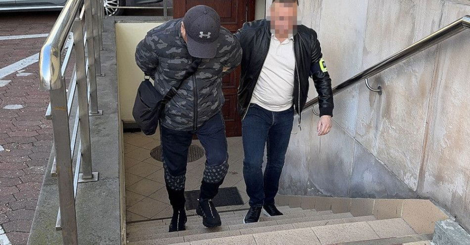 zdjęcie: Interpol zatrzymał obywatela Mongolii w Warszawie / fot. Komenda Stołeczna Policji Poszukiwany czerwoną notą Interpolu obywatel Mongolii trafił do aresztu