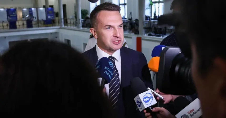 zdjęcie: Szłapka: premier ujawnił informację dot. śledztwa Zondacrypto, bo wymaga tego interes państwa / Warszawa, 04.09.2026. Rzecznik rządu Adam Szłapka rozmawia z mediami w Sejmie, 4 bm. W trzecim, ostatnim dniu posiedzenia izba ma m.in. dokonać wyboru nowego sędziego Trybunału Konstytucyjnego. (doro) PAP/Albert Zawada