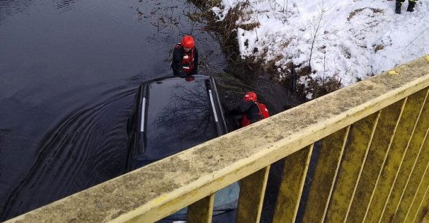 Auto osobowe wjechało do rzeki w gminie Przechlewo